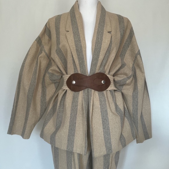 Vintage 80’s Chibarø Dolman Sleeved 2 piece suit with high waisted capri pants. - Picture 2 of 13